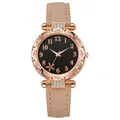 Detailansicht der Roségold-Lünette mit funkelnden Strasssteinen auf der Lederuhr - Beige