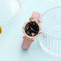 Detail van roségouden horlogekast met kristallen en sterrenwijzerplaat met roze hartpatroon - Alleen Roze Horloge