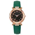 Details von roségoldenem Gehäuse mit Kristall-Lünette und grünem Lederarmband der Uhr - Grün
