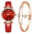 Détail de montre en cuir rouge avec bracelet or rose orné d'un pendentif étoile et strass - Montre Et Bracelet / Rouge