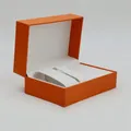Elegante caja de regalo naranja con interior blanco y soporte curvo para joyería - Caja de Regalo de Lujo Naranja