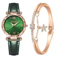 Gros plan d'une montre femme verte avec chiffres romains et bracelet étoile doré - Montre Et Bracelet / Vert