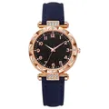 Nahaufnahme der roségoldenen Uhr mit Blütenlünette, Diamanten und blauem Mattarmband - Schwarz