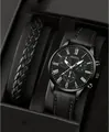 Primo piano dell'orologio al quarzo nero con numeri romani e bracciale in pelle intrecciata - Orologio e Bracciale Intrecciato Nero / Nero