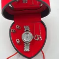 Silbernes Strass-Herz-Uhrenset mit Halskette und Ohrringen in roter Geschenkbox - Strass Blumen Zifferblatt Box