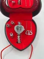 Silbernes Herz-Uhrenset in roter Geschenkbox mit Ohrringen und Halskette für Damen - Kordelzug Silber Schwarz Herz Box
