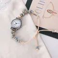Dettaglio di orologio al quarzo bohémien con cinturino di perline su seta - Numeri Arabi Tondi Bianco