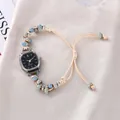 Détail d'une montre vintage carrée pour femme avec perles en céramique bleue et cadran noir - Index Carrés Noir