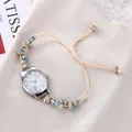 Détail du bracelet perlé avec perles en céramique sarcelle et motif chat sur le cadran - Cadran en Forme de Chat