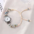 Détail d'un bracelet de montre avec des perles en céramique turquoise et texture tissée - Index Ronds Blanc