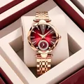Nahaufnahme der roségoldenen Stahluhr mit rotem Zifferblatt in einer Geschenkbox - Nur Uhr / Rot