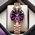 Detaillierte Nahaufnahme einer Damen-Quarzuhr mit lila Kristallzifferblatt in Geschenkbox - Nur Uhr / Lila