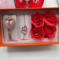 Damenuhr in Roségold mit Herz-Zifferblatt und Armband-Set in orangefarbener Geschenkbox - Kordelzug Herz Rosen Box