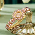 Dettaglio ravvicinato della lunetta a girasole con strass rosa e cinturino dorato gioiello - Rosa