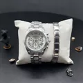Primer plano de un reloj cronógrafo plateado y una pulsera de eslabones a juego en pantalla - Estilo Reloj Y Pulsera Mujer