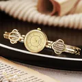 Elegant goudkleurig kwartshorloge voor dames met klavervormige kristallen schakels - Goud