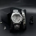 Detail einer silbernen Herrenuhr aus Edelstahl mit römischen Ziffern und passendem Armband - Damenuhr Und Armband (Ohne Box)