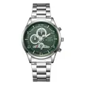 Gedetailleerde close-up van een zilveren herenhorloge met een groene getextureerde wijzerplaat - Groen