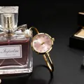 Montre bracelet perle pour femme avec cadran rose, boîtier doré et cristaux - Rose