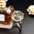 Elegant goudkleurig quartz armbandhorloge met parel en grijze strass-wijzerplaat - Zwart
