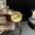 Elegante gouden bangle horloge met ronde wijzerplaat en parel voor vrouwen - Goud