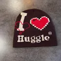 Detailopname van de jacquard gebreide muts met hartpatroon en zachte, warme textuur - M / koffiekleur