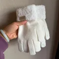 Detailansicht weißer Strickhandschuhe mit Plüschbündchen und braunem Lederetikett-Dekor - Weiß