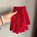 Detailansicht rote Strickhandschuhe mit Goldstickerei und praktischen Touchscreen-Öffnungen - Reich werden