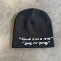 Primer plano del gorro negro con texto pixelado blanco God save me y jpg or png - M (54-58cm) / Negro