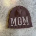 Detail der braunen Strickmütze mit weißem MOM Schriftzug im Spray-Paint-Stil - M (54-58cm) / Kaffeebraun