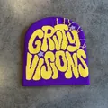 Dettaglio del berretto in maglia viola con scritta gialla Groovy Visions e texture morbida - M (54-59cm) / Viola