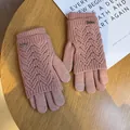 Dettaglio guanti in maglia rosa touch con motivo traforato su un tavolo di legno - Taglia unica / Rosa