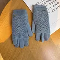 Dettaglio guanti grigi in maglia con motivo a onde traforate e targhetta Fashion - Taglia unica / Blu