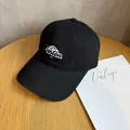 Dettaglio del ricamo Boston su cappellino da baseball vintage in cotone nero con visiera - Nero