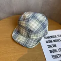 Dettaglio del cappello a 5 pannelli a scacchi su un tavolo di legno rustico - Regolabile / Blu