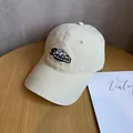 Dettaglio del ricamo Boston su un cappellino da baseball vintage beige in tela - Beige