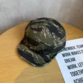 Détail d'une casquette camp à cinq panneaux avec motif camouflage tigre sur table - Réglable / Camo Tigre (Vert Armée) / Vert Militaire