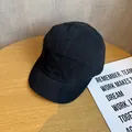 Bovenaanzicht van de zwarte katoenen five-panel pet op een rustieke houten tafel - Verstelbaar / Zwart