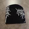 Detail einer Streetstyle-Beanie mit weißem Jacquard auf schwarzem Strickstoff - M (54-59cm) / Schwarz