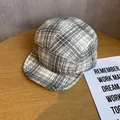 Dettaglio ravvicinato del cappello da campeggio grigio a quadri che mostra la trama del cotone - Regolabile / Grigio Beige