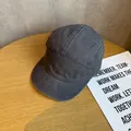 Gedetailleerd bovenaanzicht van donkergrijze gewassen katoenen 5-panel camp cap - Verstelbaar / Grijs