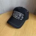 Dettaglio del cappellino da baseball nero con ricamo 3D bianco e toppa effetto usurato - Regolabile / Nero