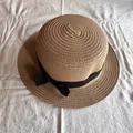 Dettaglio della trama in paglia marrone con fiocco in nastro nero stile boater hat - Kaki