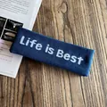 Primer plano de cinta deportiva azul marino con texto blanco Life is Best grabado - Azul oscuro