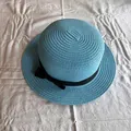 Detailansicht hellblauer Strohhut mit klassischem schwarzem Band und Schleifendekor - Seeblau