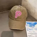 Detail der vintage gewaschenen Khaki-Baseballkappe mit einem rosa P-Patch-Design - Khaki