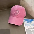 Detail der rosafarbenen Baseballkappe aus Baumwolle mit ausgefranstem P-Patch-Stickerei - Rosa