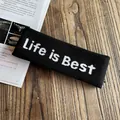 Cinta deportiva negra de punto con letras blancas Life is Best sobre fondo madera - Negro