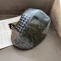 Gros plan d'une casquette plate patchwork montrant des textures de tweed et pied-de-poule - Réglable / Vert Militaire