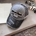 Dettaglio del berretto da baseball vintage lavato con ricamo Rock Shank e finitura usata - Nero Carbone